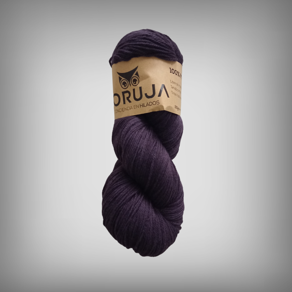purple merino yarn skein madeja de lana merino violeta