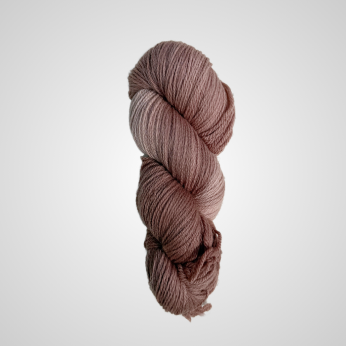 madeja de lana merino grosor dk en color mocha pantone 2025